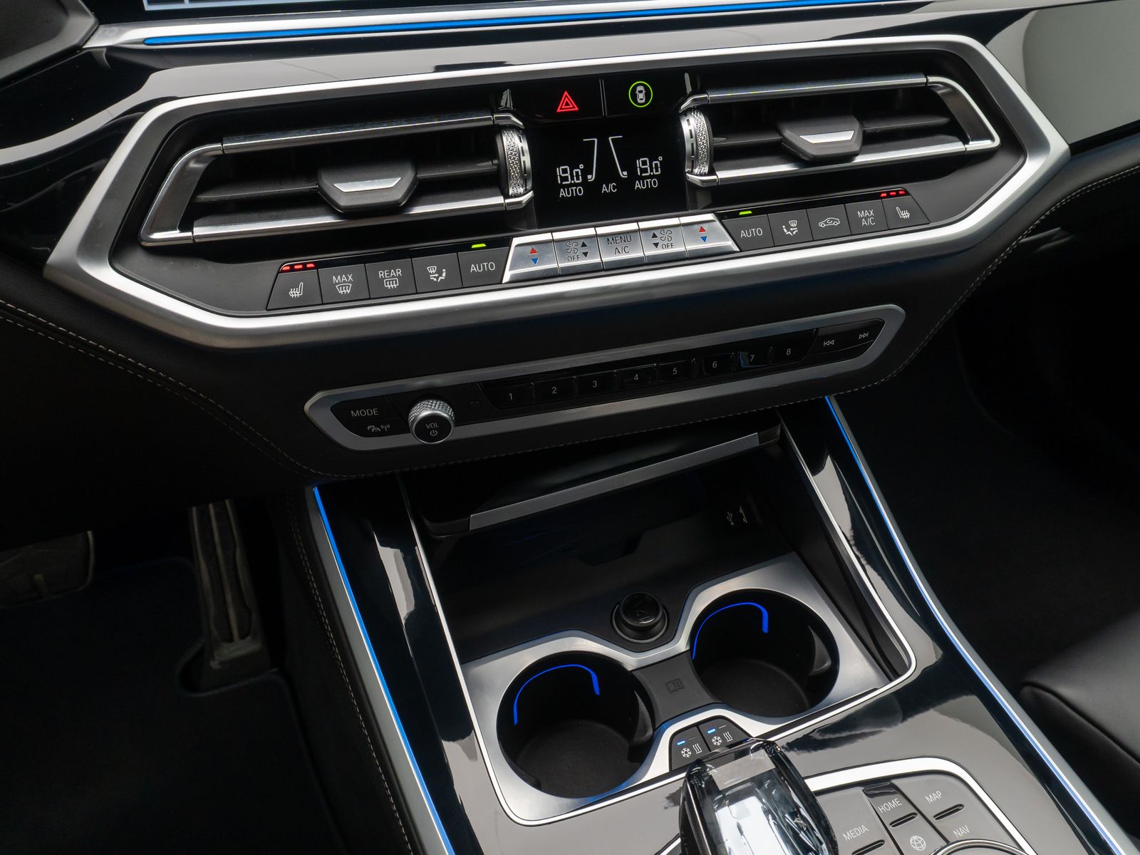 Fahrzeugabbildung BMW X5 xD45e M Sport 360° Laser SoftCl HUD DAB HiFi