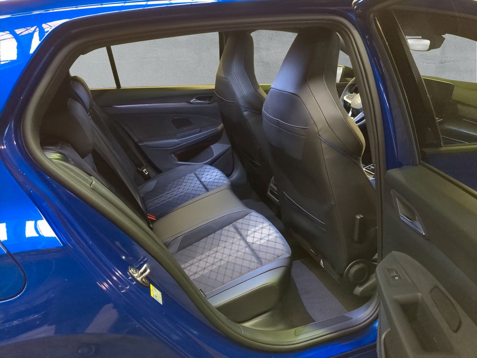Fahrzeugabbildung Volkswagen Golf R-Line 1,5 eTSI 110kW 7-Gang DSG AHK