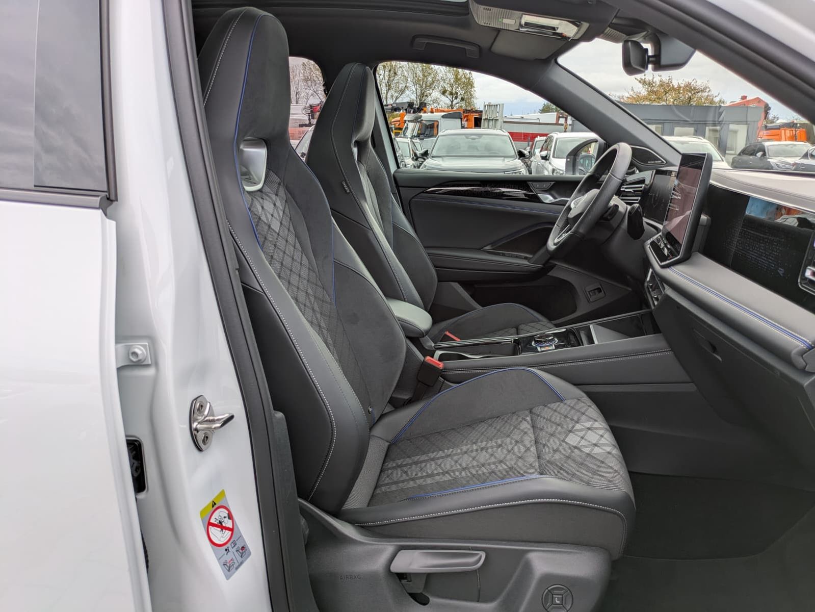 Fahrzeugabbildung Volkswagen Tiguan 2.0 TDI 4M R-Line PANO*H&K*AHK*MATRIX*20"