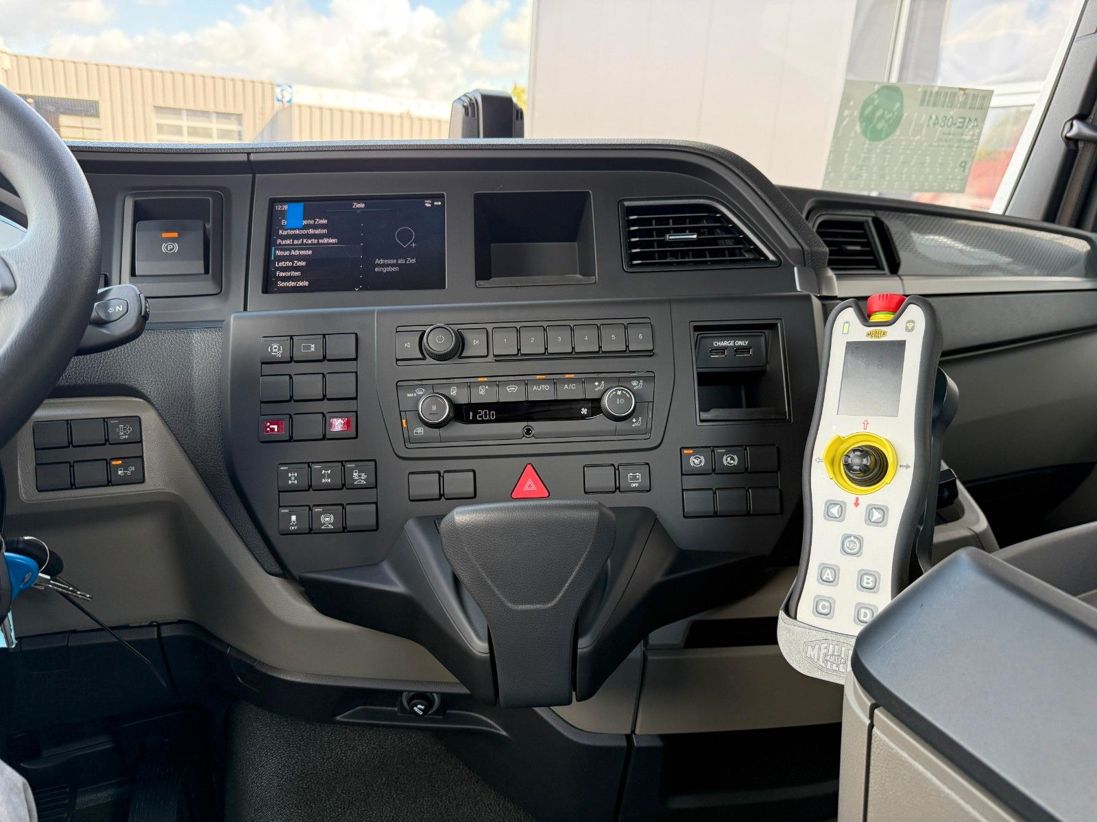 Fahrzeugabbildung MAN TGS 35.520 8x4 BL Abrollkipper MEILLER 26.65-TSL