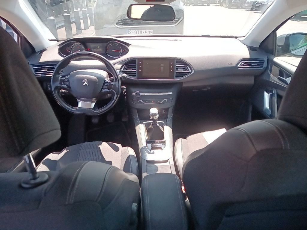 Fahrzeugabbildung Peugeot 308 Allure 1.2T NAVI/LED/PDC/TEMPOMAT