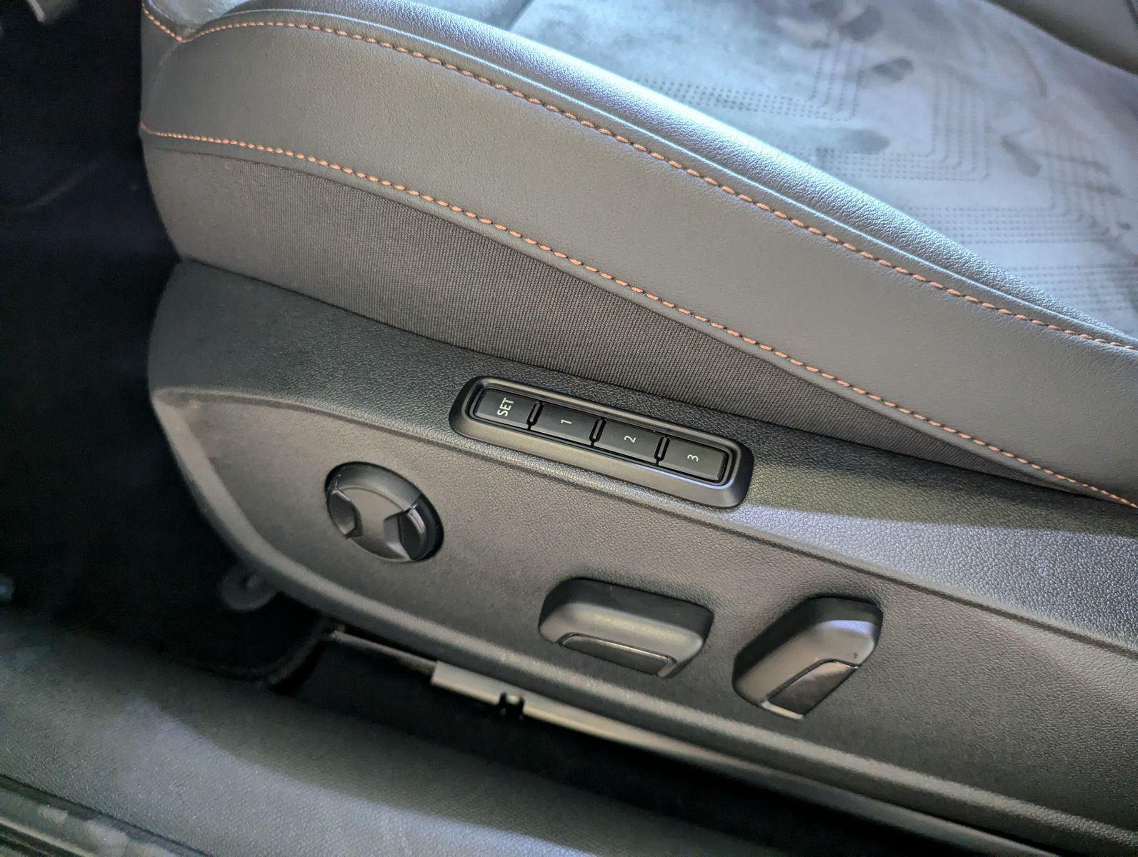 CUPRA Leon 1.5 eTSI Sennh. Matrix Pano Edge/Dynamic - Image 12