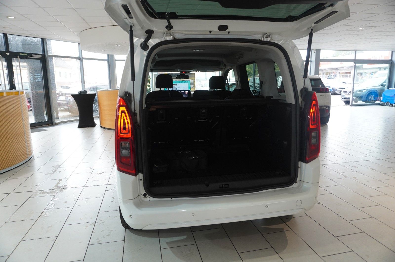 Fahrzeugabbildung Opel Combo-e LIFE ELEGANCE 11KW NAVI/KAMERA/VIRT./DAB