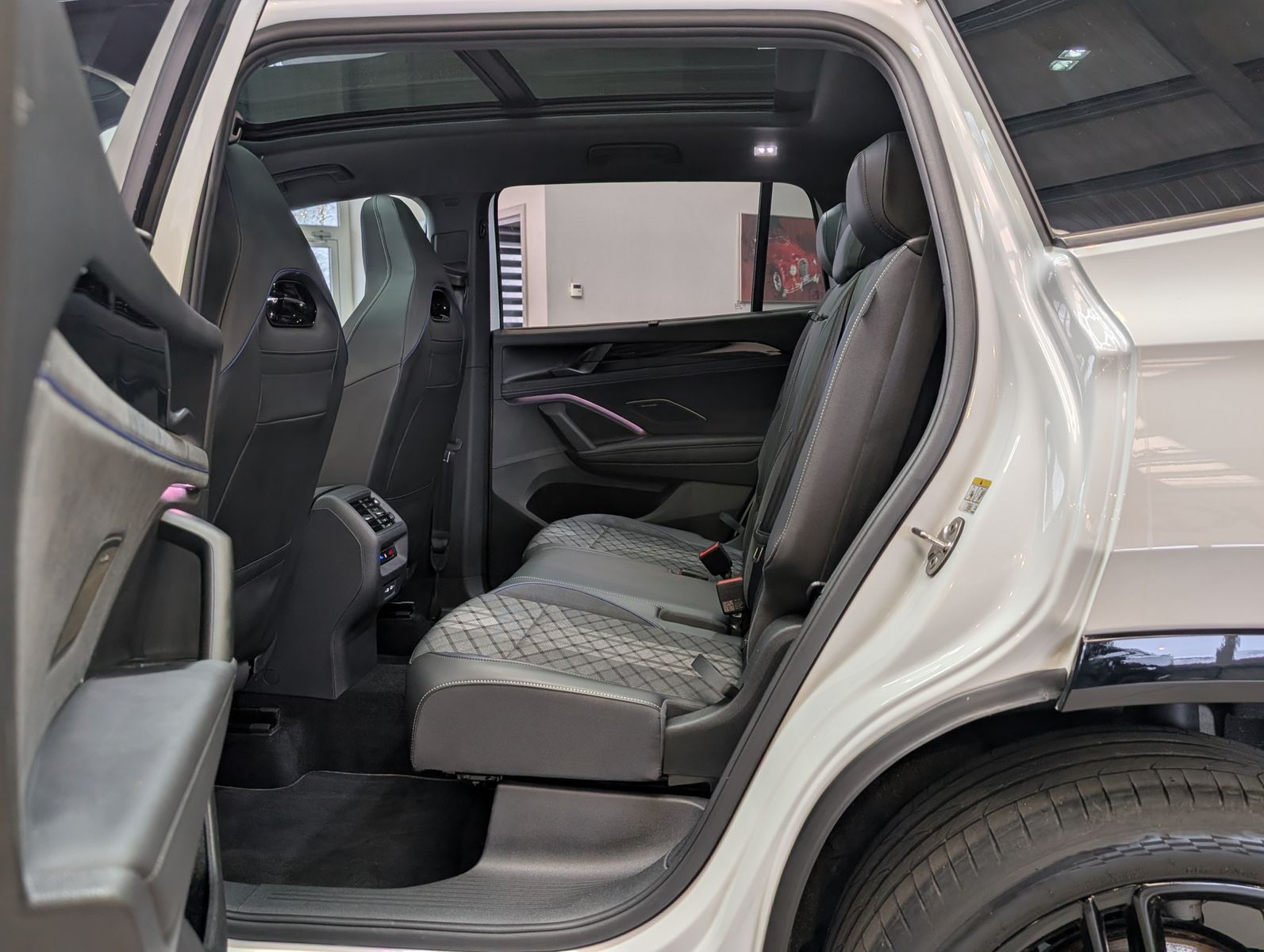 Fahrzeugabbildung Volkswagen Tayron 2.0TDI 4M R-Line Launch Pano Black AHK 20