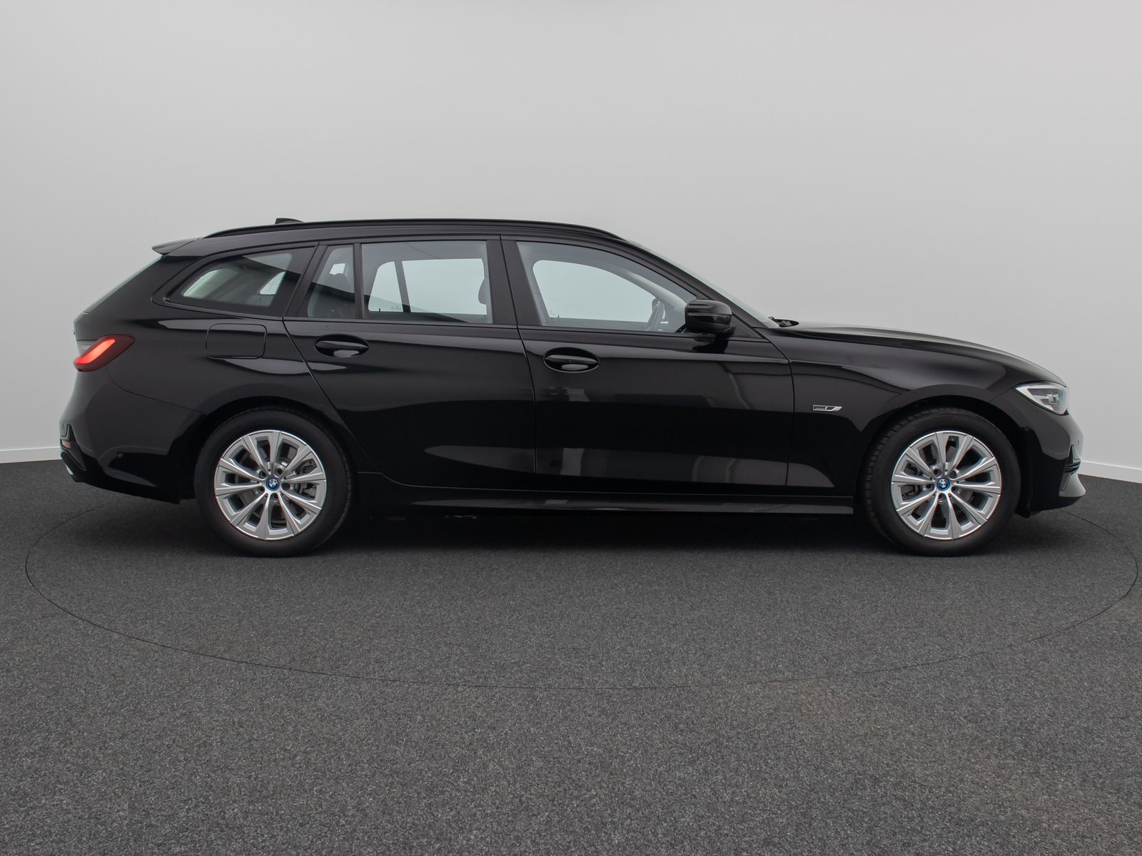 Fahrzeugabbildung BMW 320e Panorama Kamera DAB Alarm Geschwindigkeit