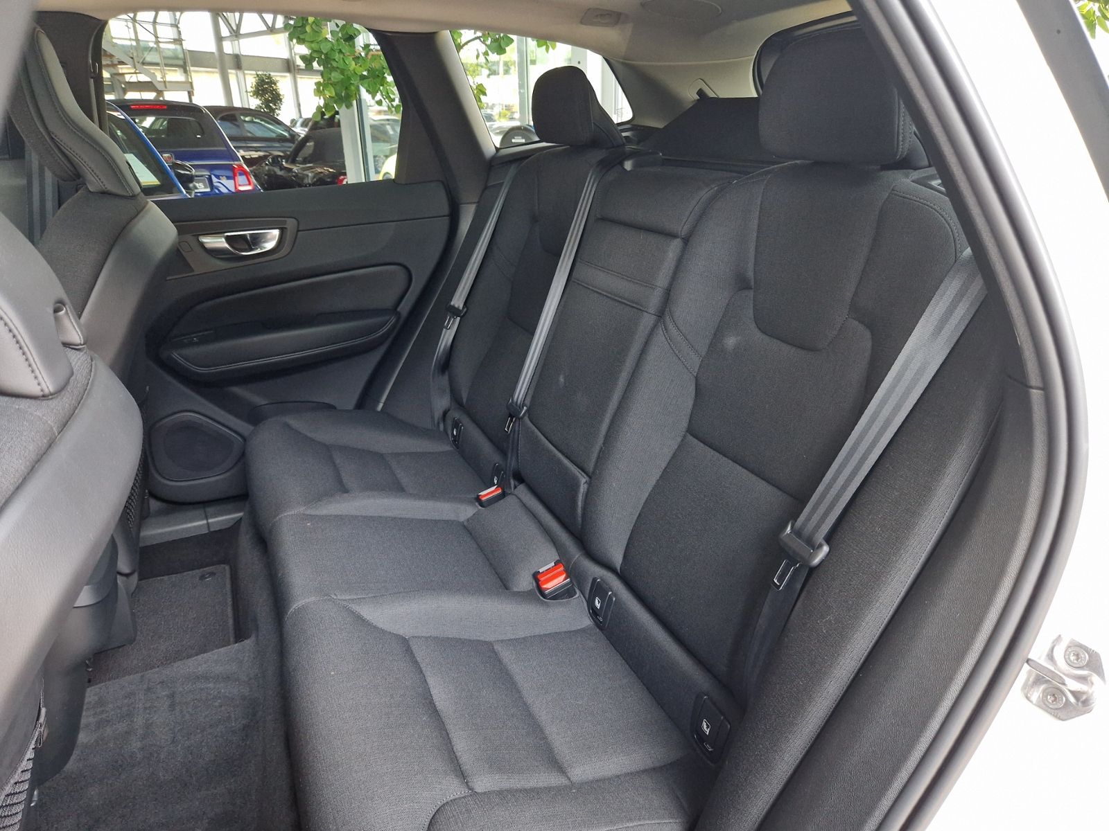Fahrzeugabbildung Volvo XC60 Momentum Pro 2WD PANO H/K LED