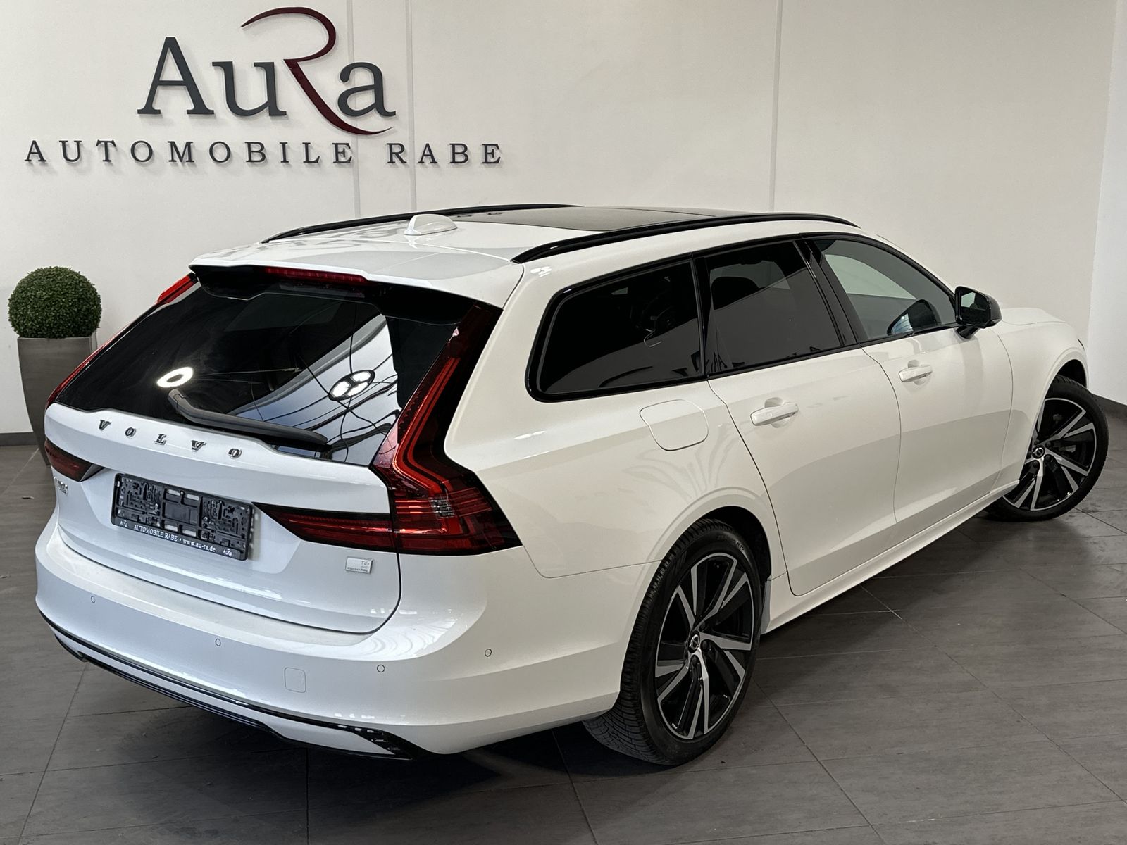 Fahrzeugabbildung Volvo V90 T6 Recharge AWD Plus Dark NAV+LED+AHK+PANORA