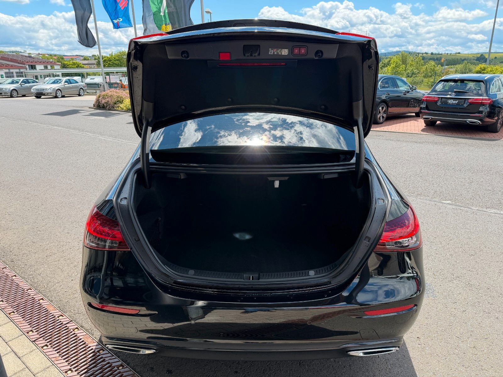 Fahrzeugabbildung Mercedes-Benz E 220 d Avantgarde Night+Burm+Pano+Memory+ILS