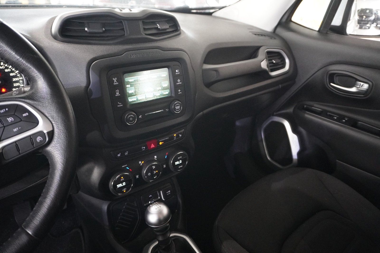 Fahrzeugabbildung Jeep Renegade 1.4T LIMITED KLIMA/SHZ/PDC/TEMP/AHK