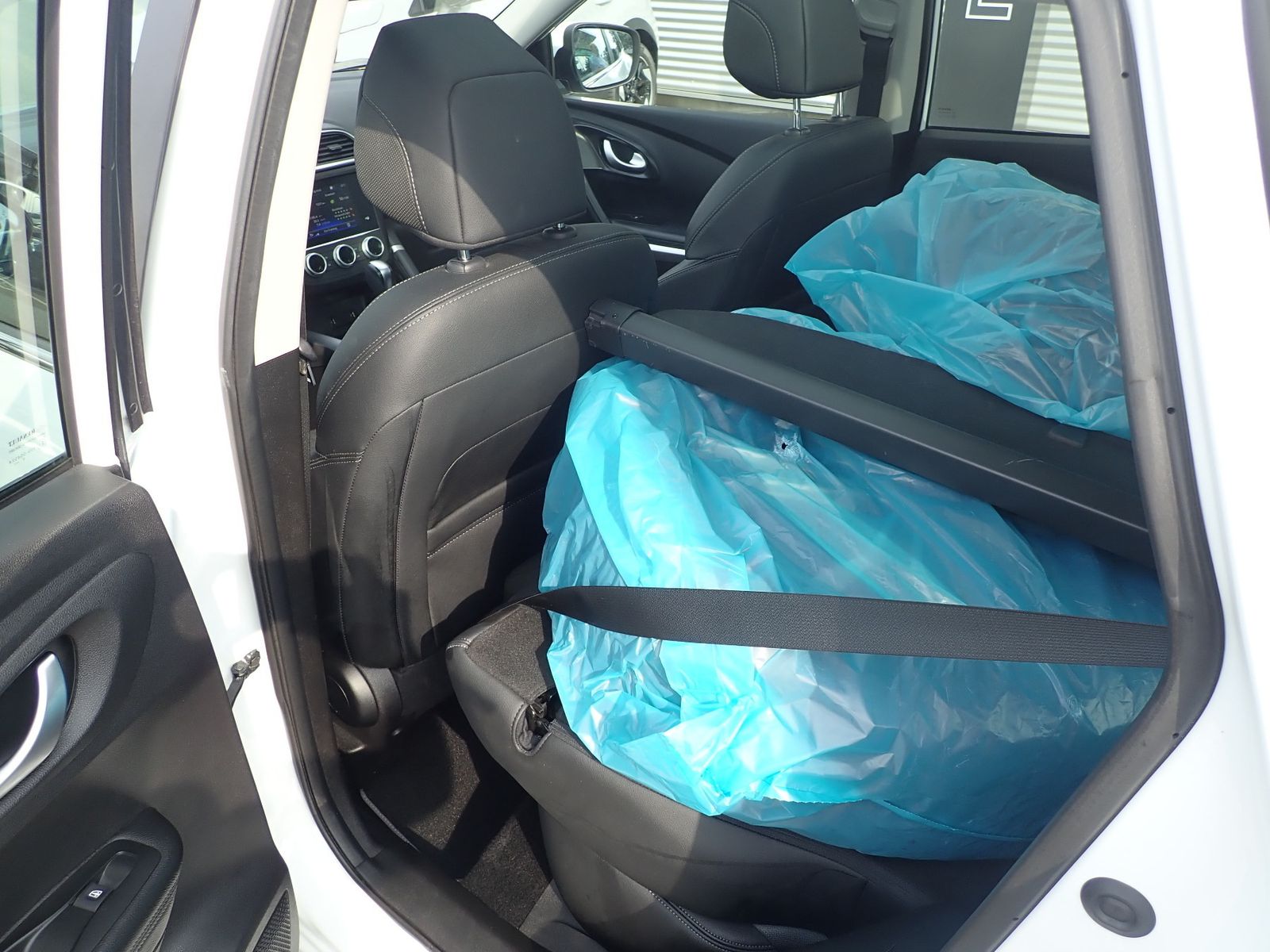 Fahrzeugabbildung Renault Kadjar TCe 160 EDC LIMITED/AUTOMATIK/SHZ/NAVI