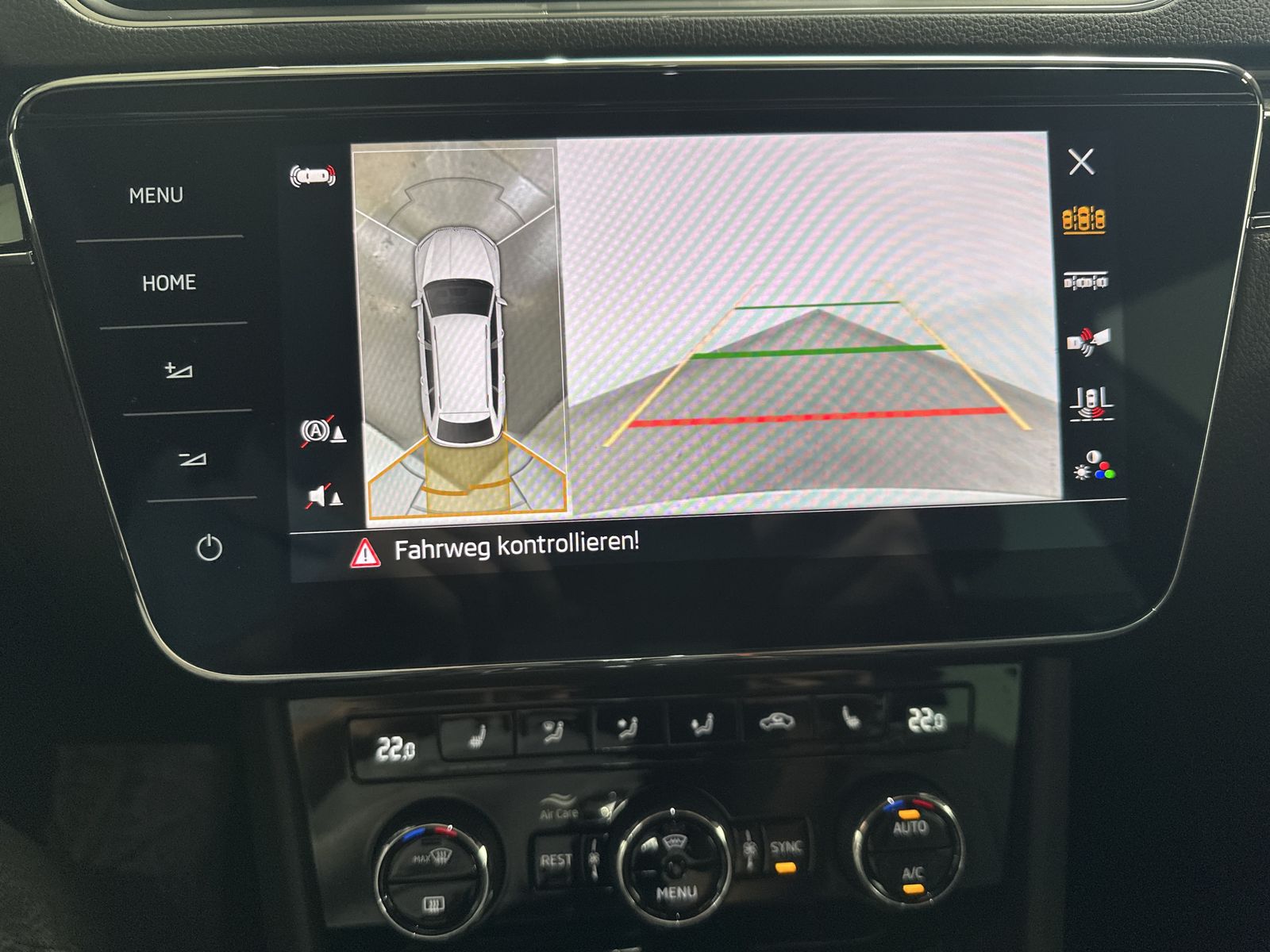 Fahrzeugabbildung SKODA Superb Combi L&K NAV+LED+360°+AHK+MEMORY+18ZO+VC