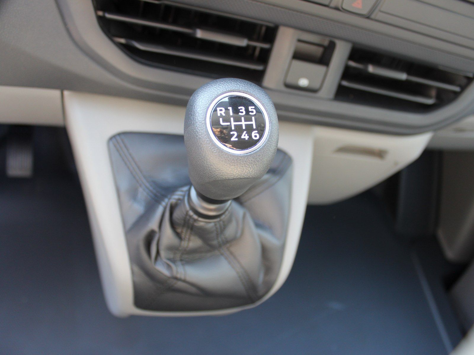 Fahrzeugabbildung Ford Transit Custom 320 L1 Trend FWD Plug-in Hybrid