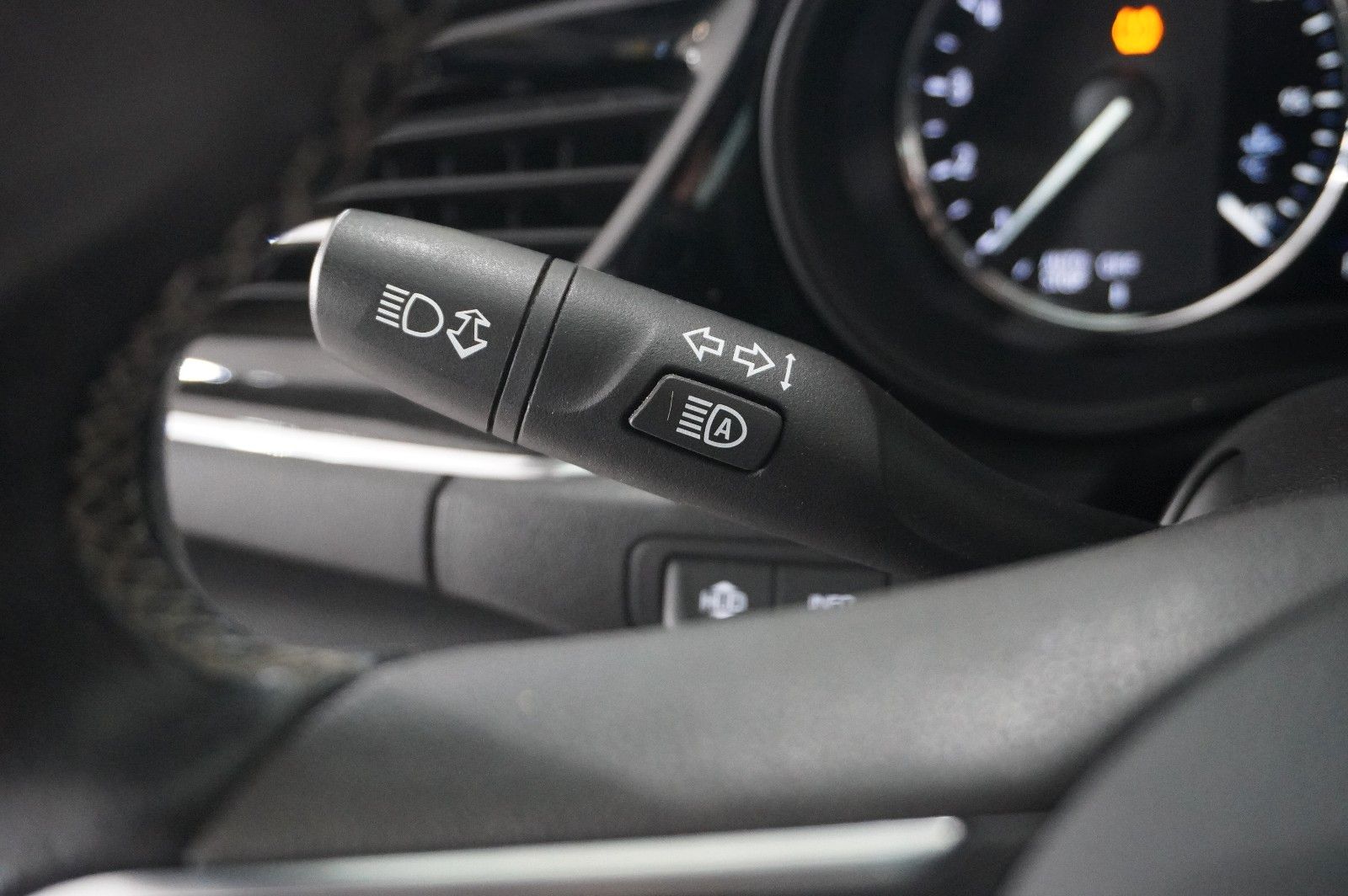 Fahrzeugabbildung Opel Insignia B ST 2.0D ELEGANCE 4X4 NAVI/HUD/BOSE/AH
