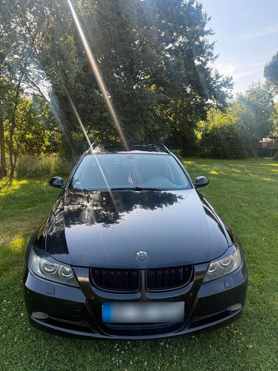 BMW 320 2006 — rear view