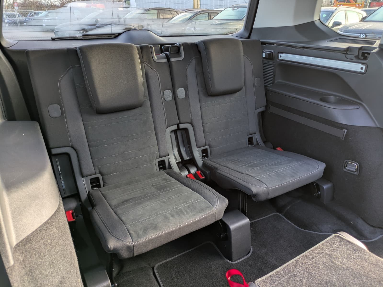 Fahrzeugabbildung Volkswagen Touran 2.0 DSG R-Line High. Pano 7-Si IQ.Dri AHK