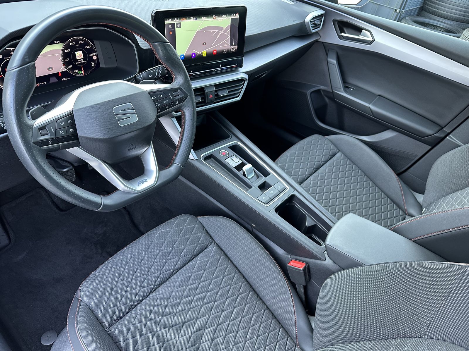 Fahrzeugabbildung SEAT Leon 2.0 TDI DSG FR NAV+LED+ACC+CARPLAY+17ZO+1HD
