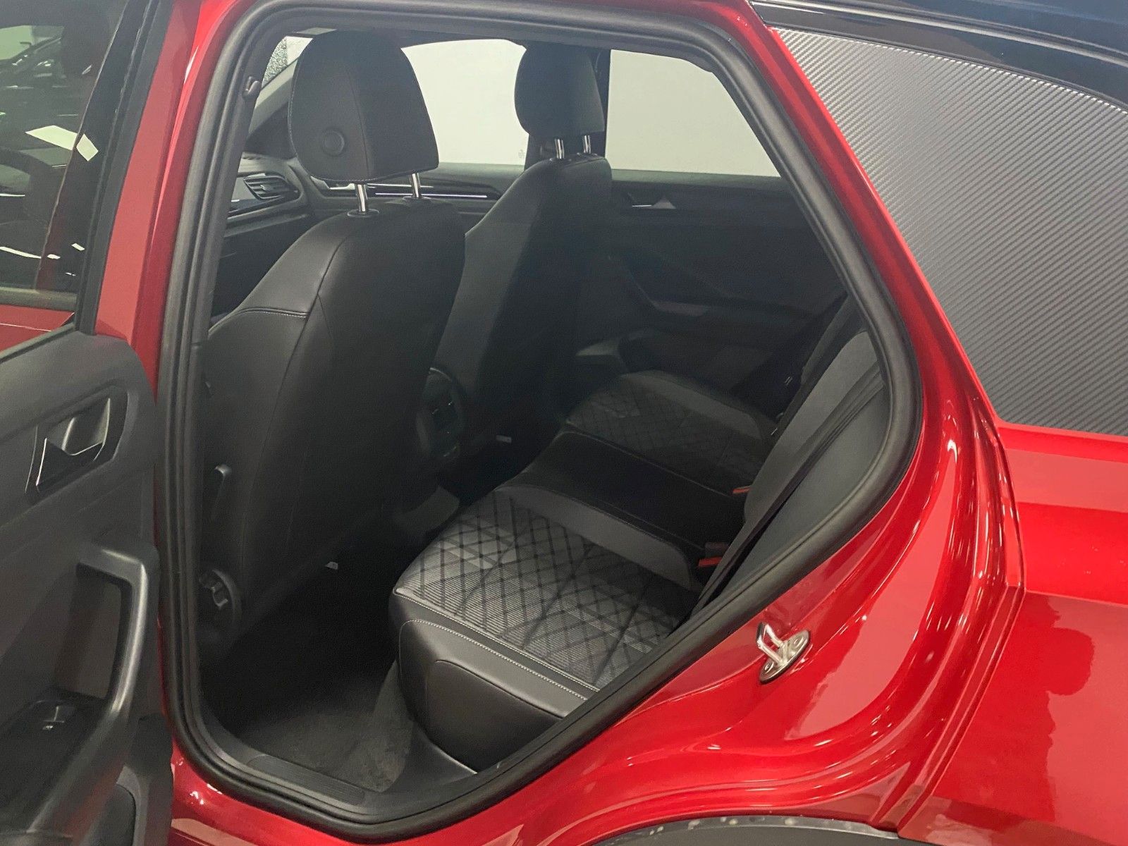 Fahrzeugabbildung Volkswagen T-Roc 1.5 TSI DSG R-Line+ACC+AHK+19"+KAMERA+LED+