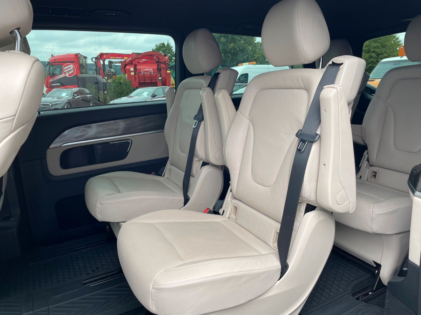 Fahrzeugabbildung Mercedes-Benz V 300 d AVA ED 4MATIC Sitzklima Burmester 6Sitze