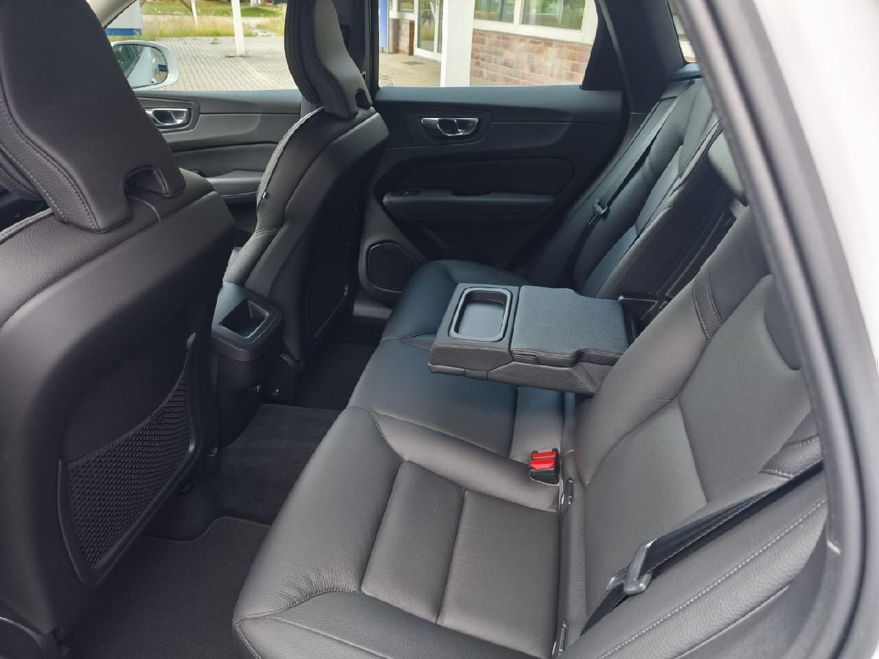 Fahrzeugabbildung Volvo XC60 Momentum Pro AWD
