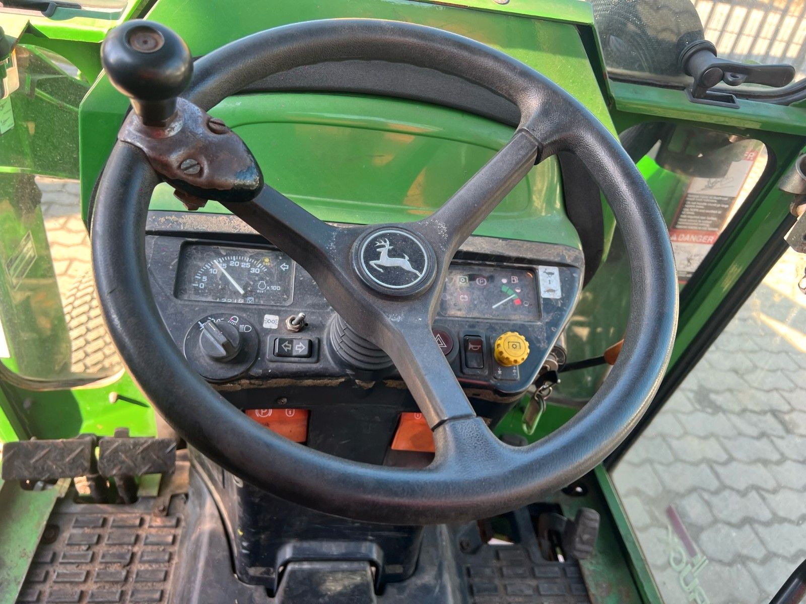 Fahrzeugabbildung John Deere 4010 / Allrad / Frontlader / Salzstreuer /