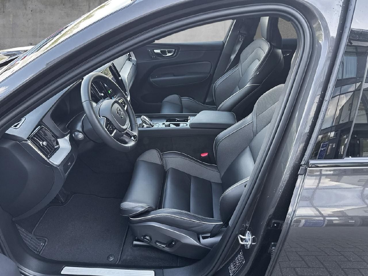 Fahrzeugabbildung Volvo XC60 Plus Dark 2WD