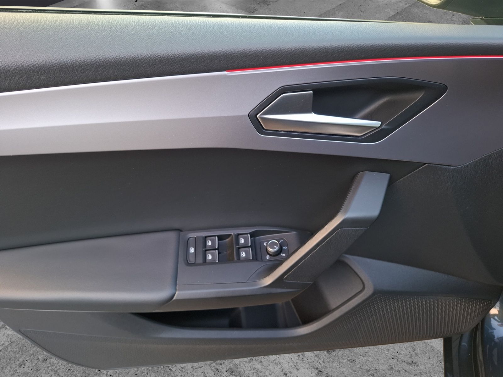 Fahrzeugabbildung SEAT Leon eTSI FR-Line DSG LED ACC Park-Assist SH 18"