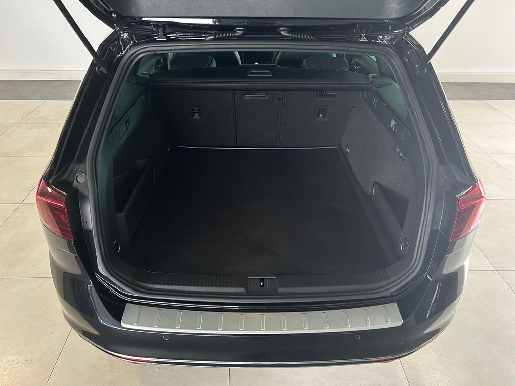 Volkswagen Passat Var ELEGANCE+R-Line*PANO*ViCo*STH*LED*AHK