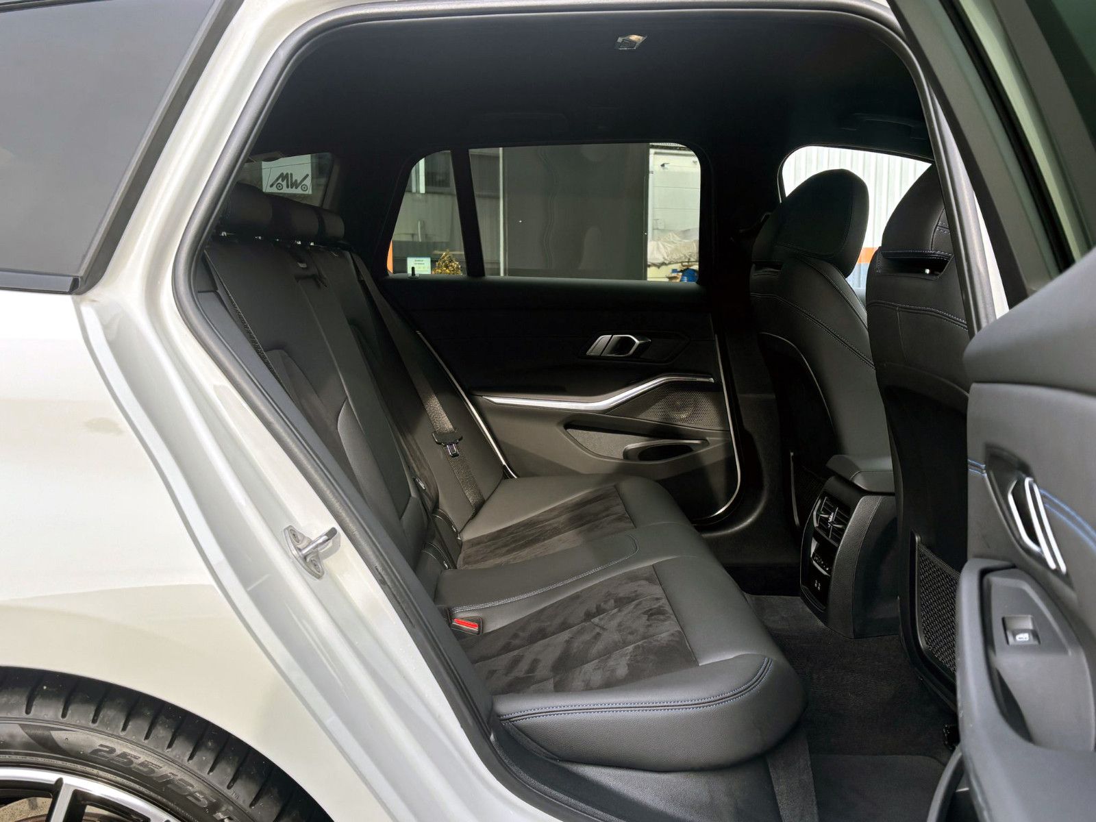 Fahrzeugabbildung BMW 318i Touring M-Sport Steptr. KAM AHK LED SHZ HUD