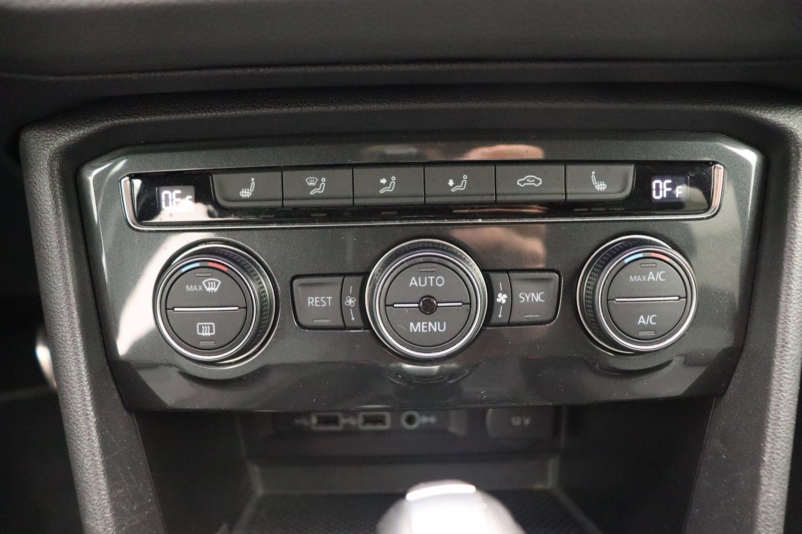 Fahrzeugabbildung Volkswagen Tiguan Highline 4M R-Line Black Style Head-upLED