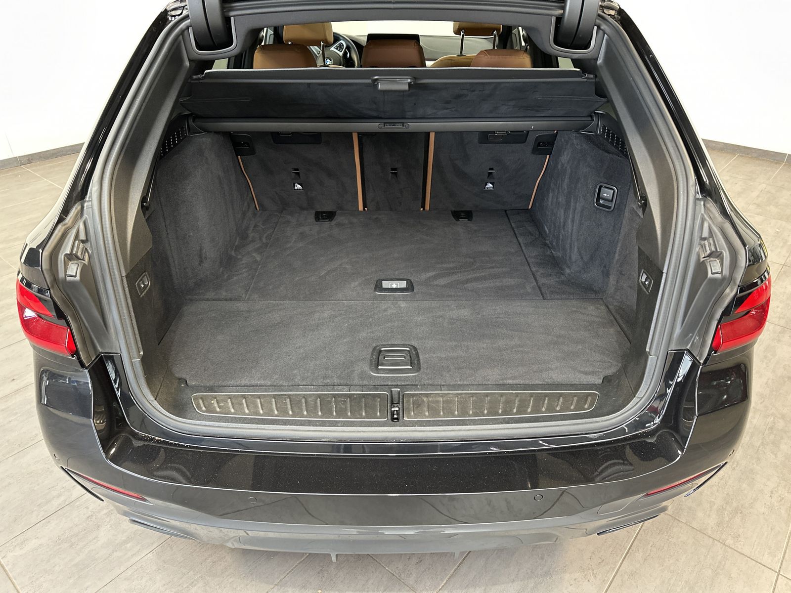 Fahrzeugabbildung BMW 540i Touring xDrive M-Sport NAV+LASER+PANO+HEAD