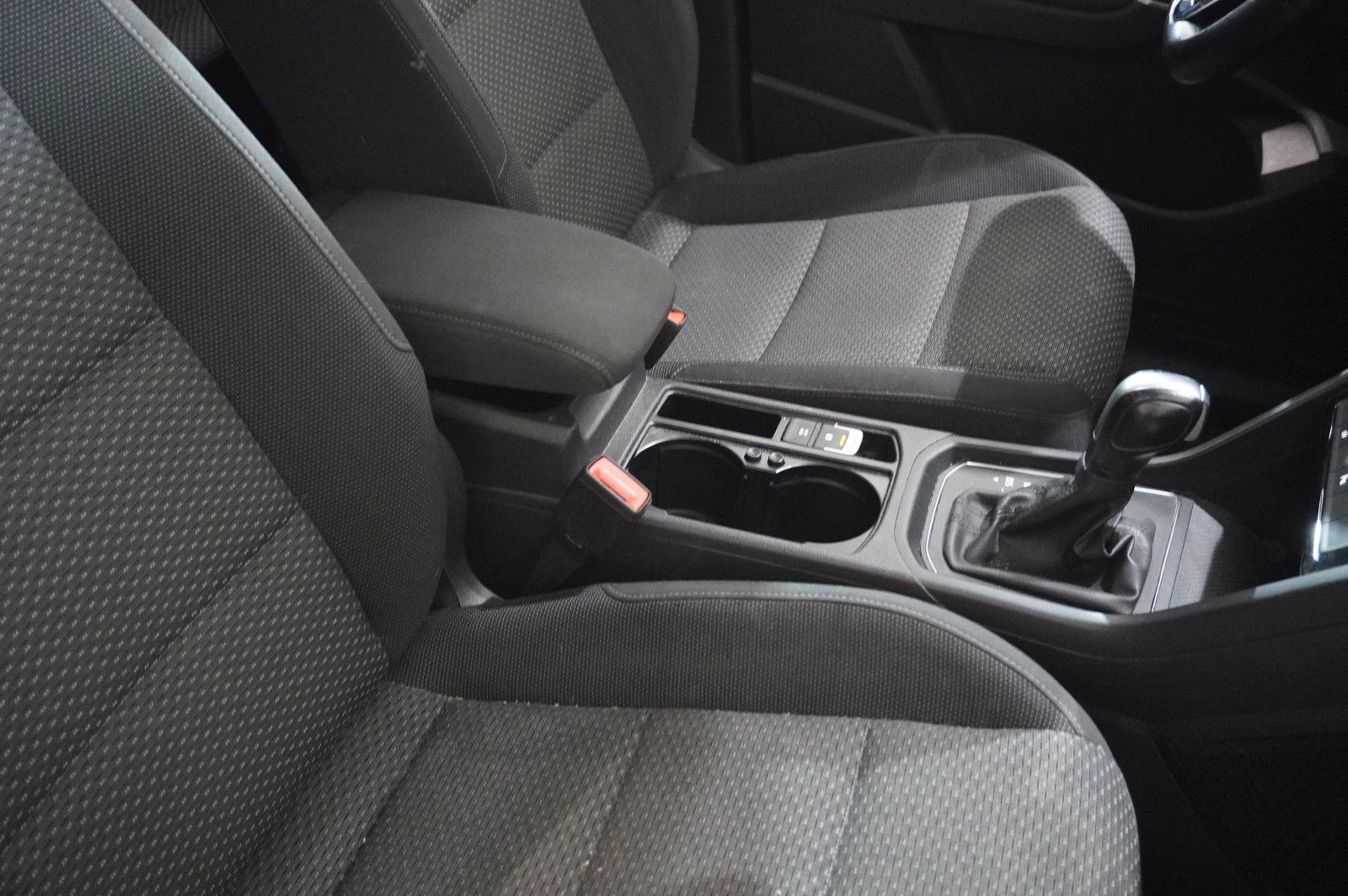 Fahrzeugabbildung Volkswagen Touran 1.5 TSI COMFORTL. DSG 7-SITZE NAVI/SH/DAB
