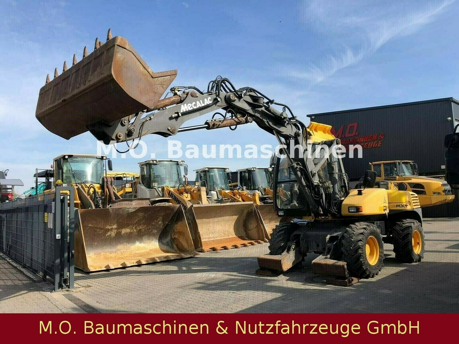 Fahrzeugabbildung MECALAC 12 MXT  / Schaufel / Gabel / 3x Tieflöffel