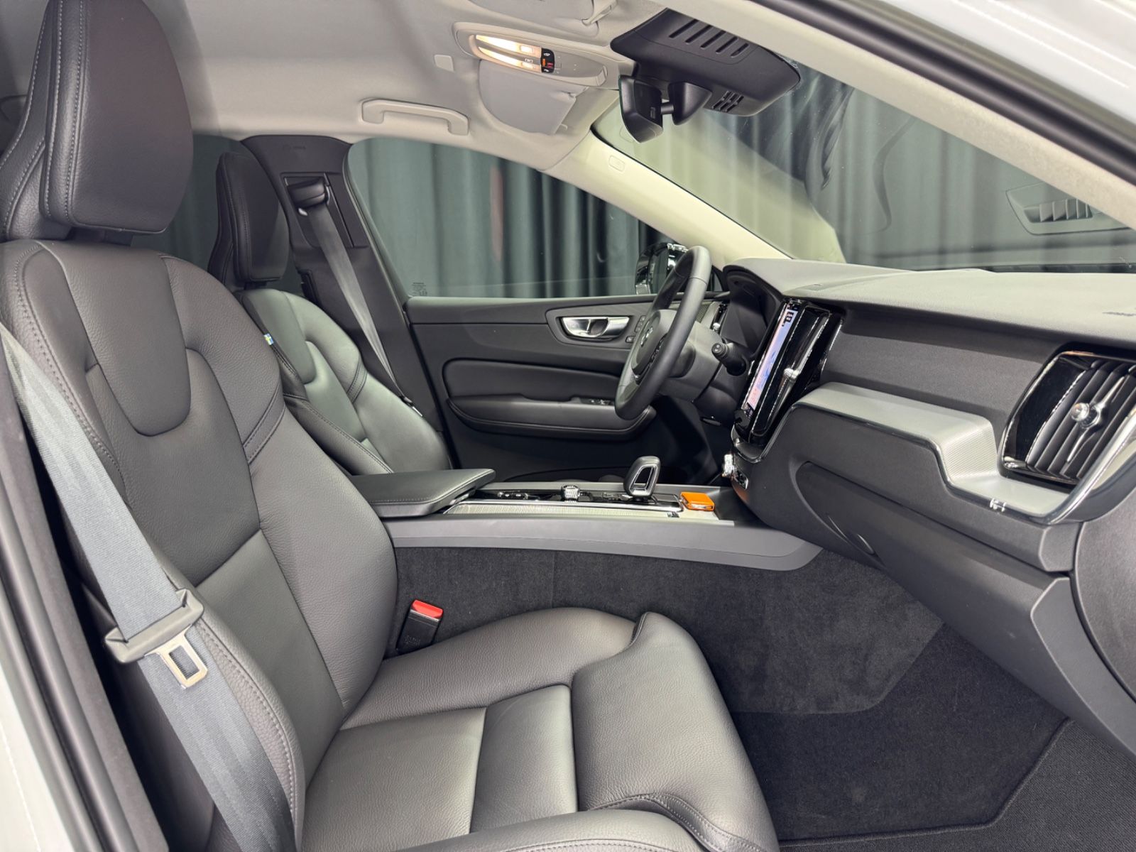 Fahrzeugabbildung Volvo XC 60 Plus Dark AWD |H/K|STDHZ|LED