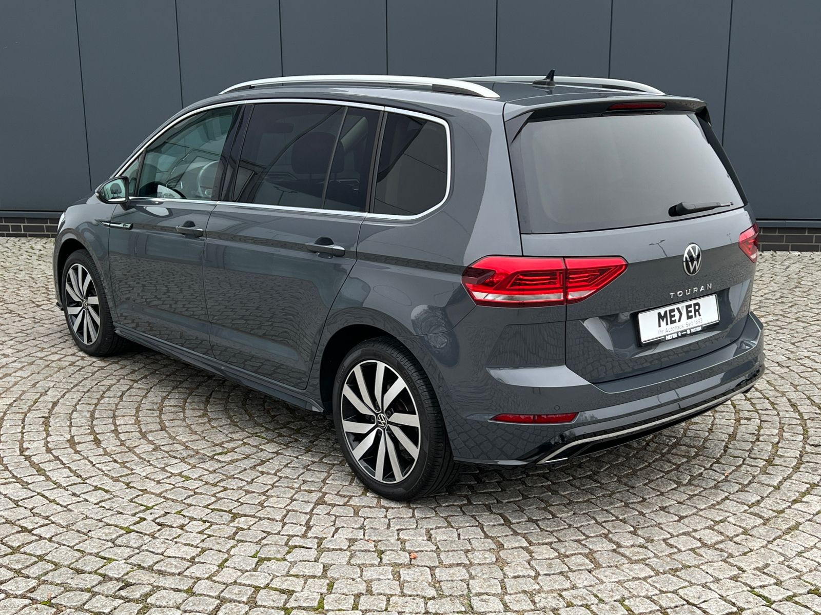 Fahrzeugabbildung Volkswagen Touran Highline 1.5 TSI *R-Line, AHK, Pano, Stan