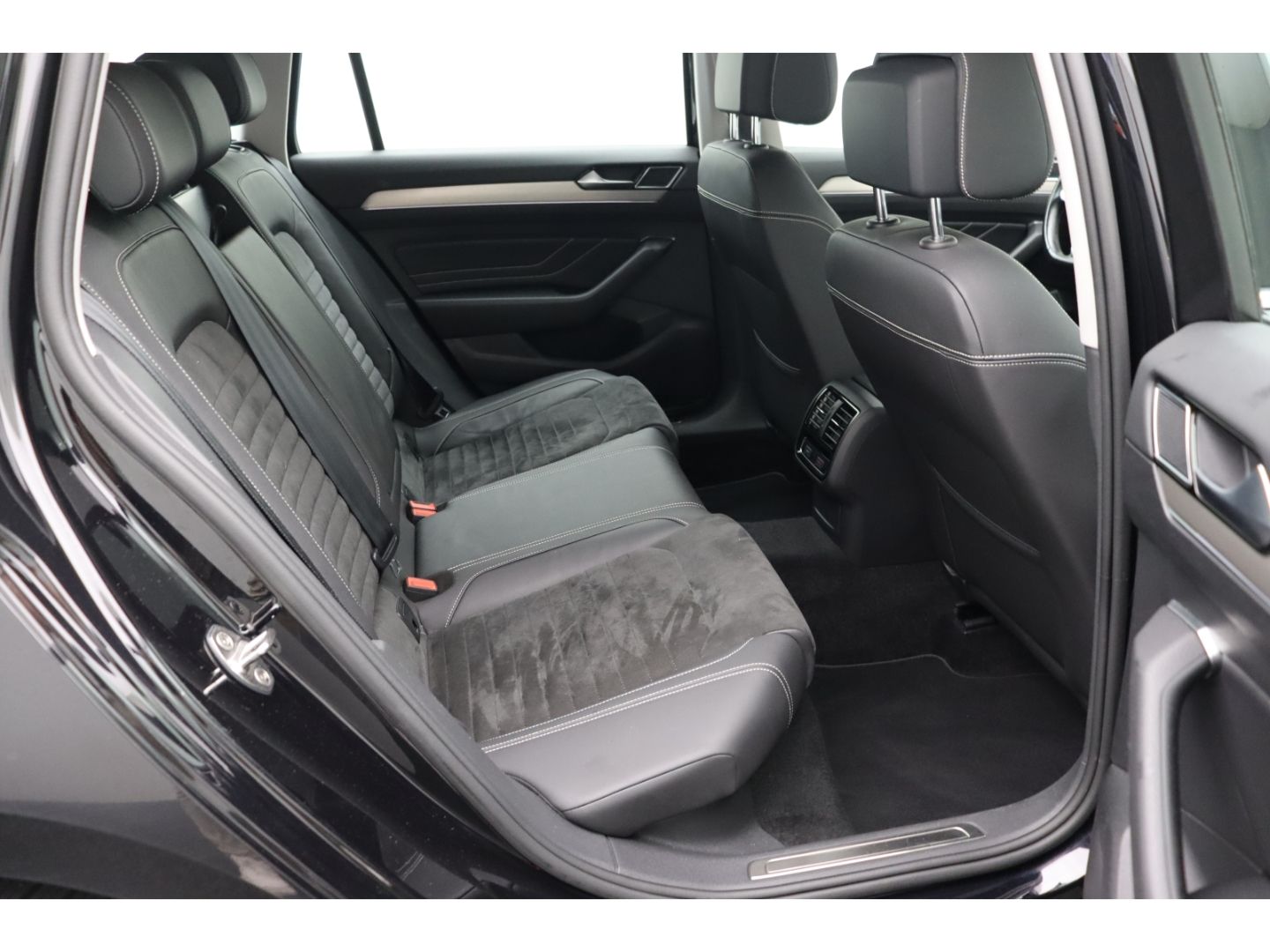Fahrzeugabbildung Volkswagen Passat Variant 2.0 TDI DSG elegance R-LINE AHK