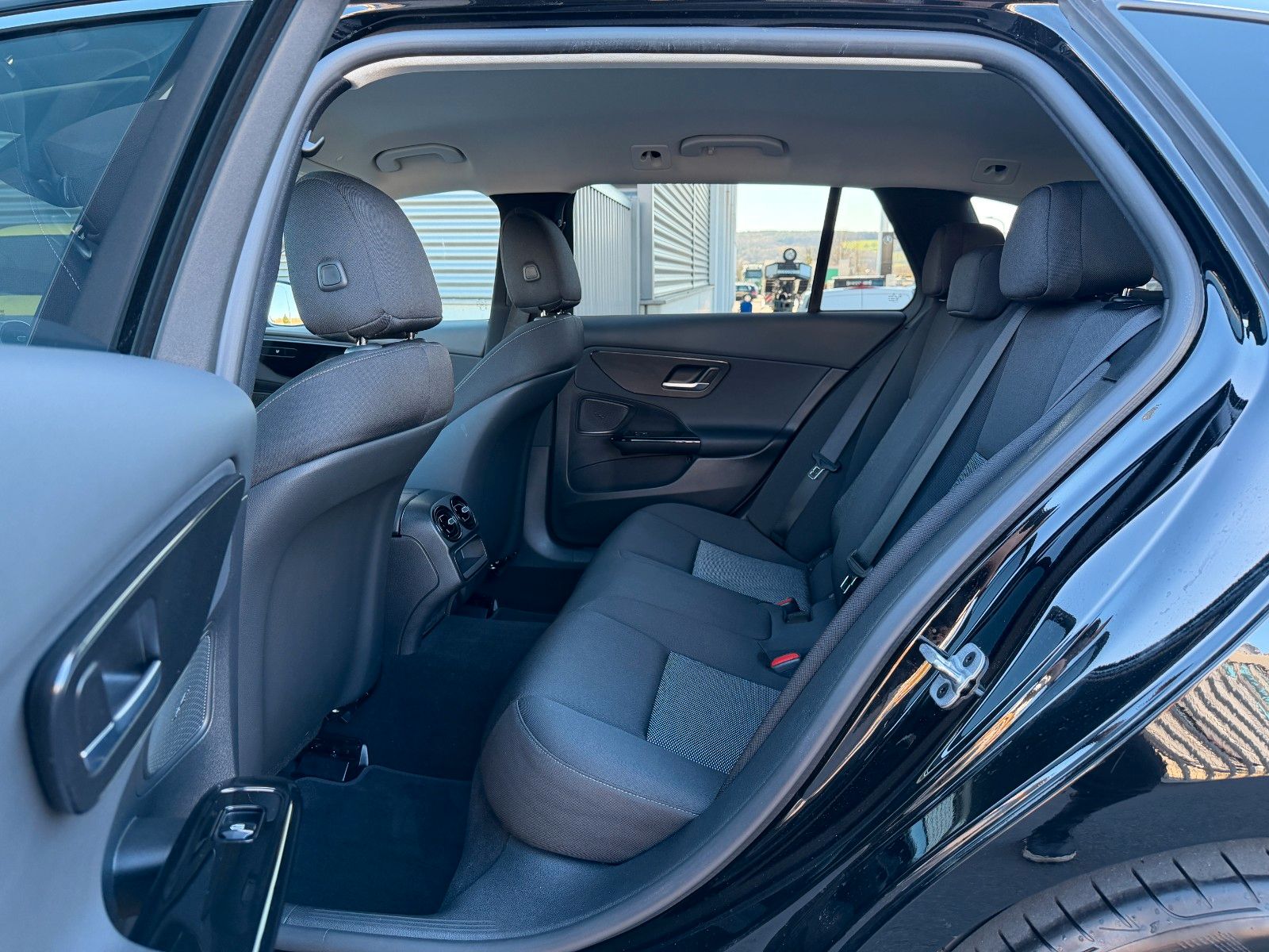 Fahrzeugabbildung Mercedes-Benz C 200d T Avantgarde+AHK+Distr+RKamera+LED+IHC