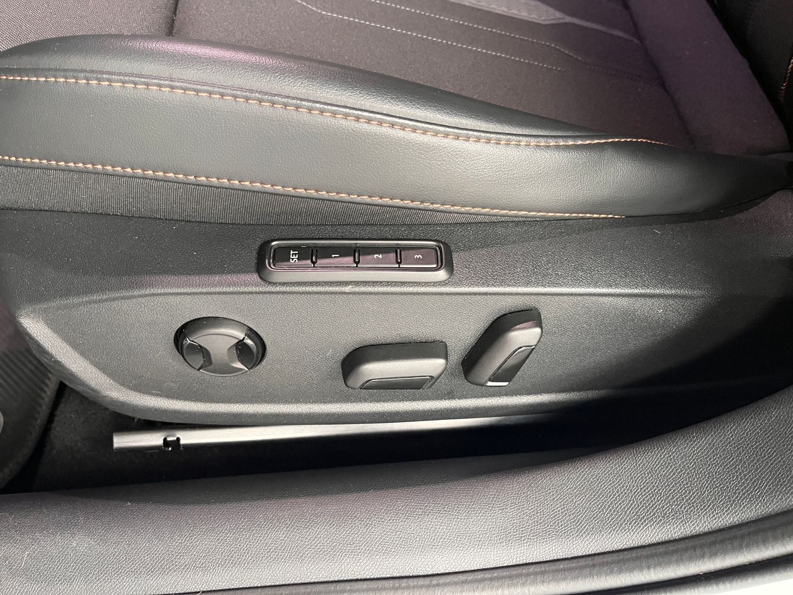 Fahrzeugabbildung CUPRA Leon Sportstourer VZ e-Hybrid RFK SHZ NAV