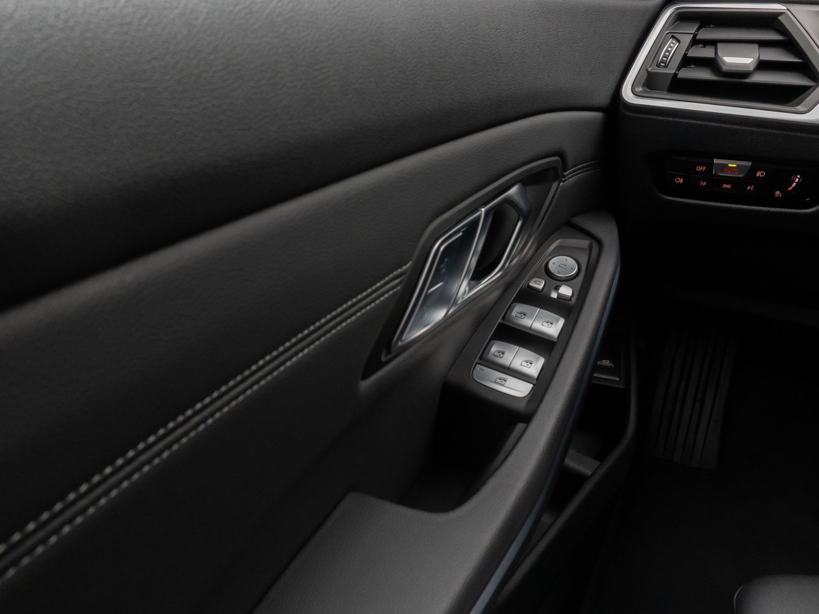 Fahrzeugabbildung BMW 320e Kamera HUD DAB H/K AHK Stop&Go Sport LED