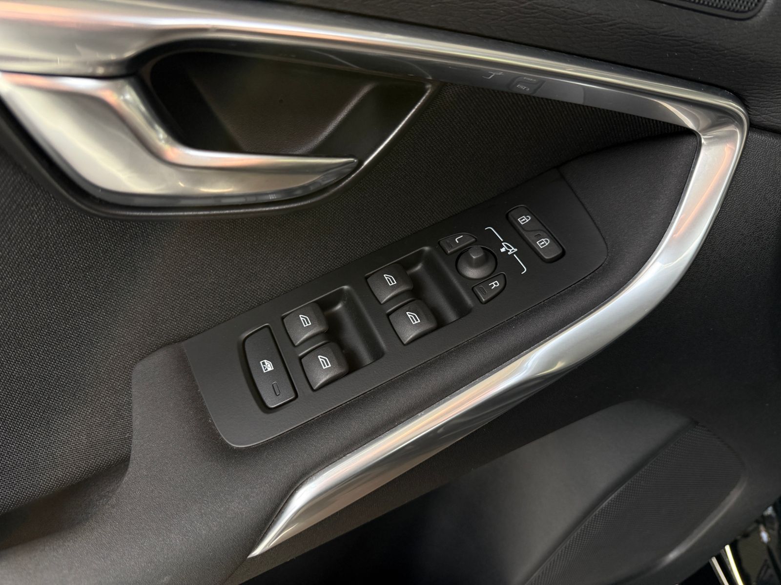 Fahrzeugabbildung Volvo V40 T3 Momentum RFK LED NAVI