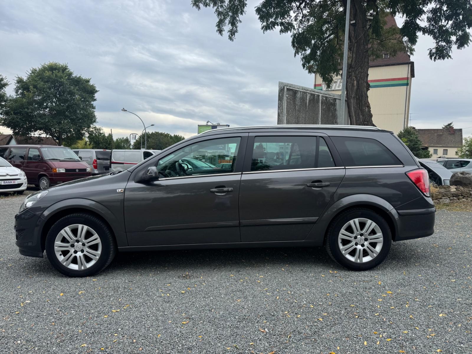 Opel Astra 2009 — photo 13