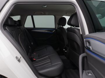 Fahrzeugabbildung BMW 520d Luxury Line Kamera HUD DAB AHK Alarm 19Zoll