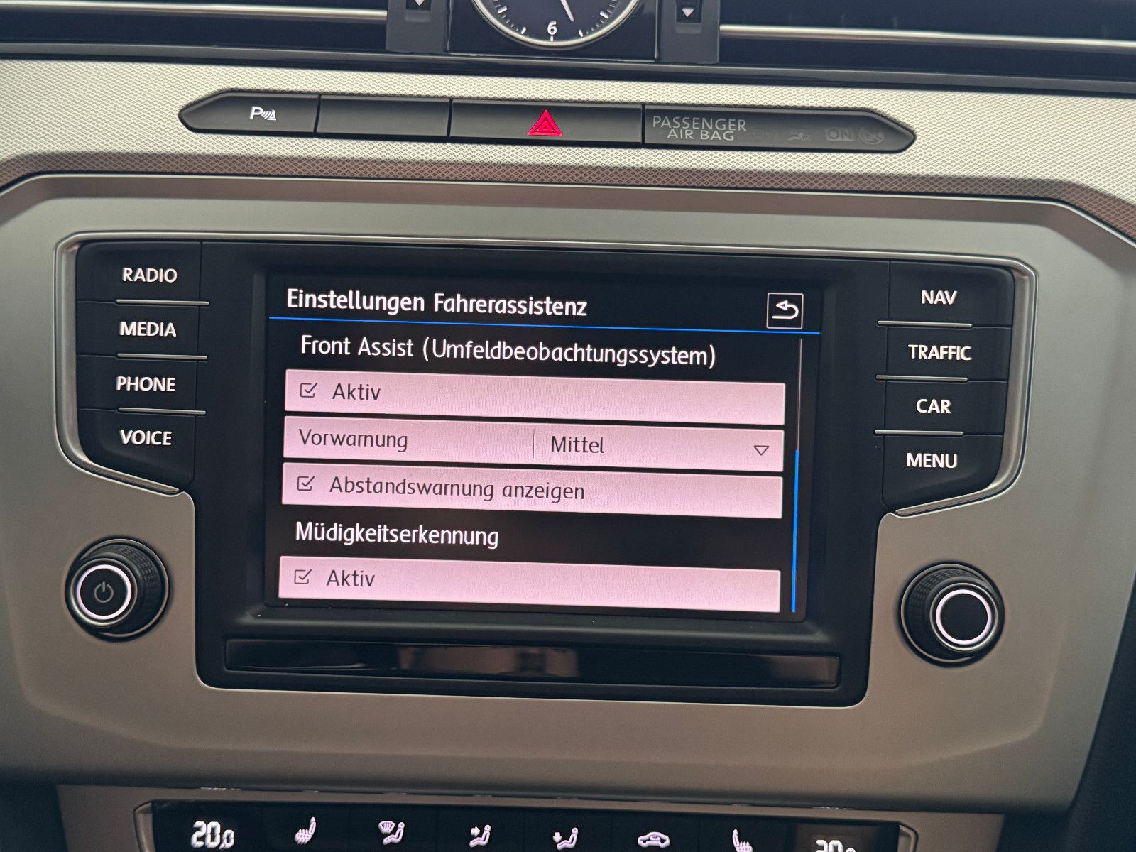 Fahrzeugabbildung Volkswagen Passat 2.0 TDI DSG COMFORTLINE NAVI LED AHK ACC