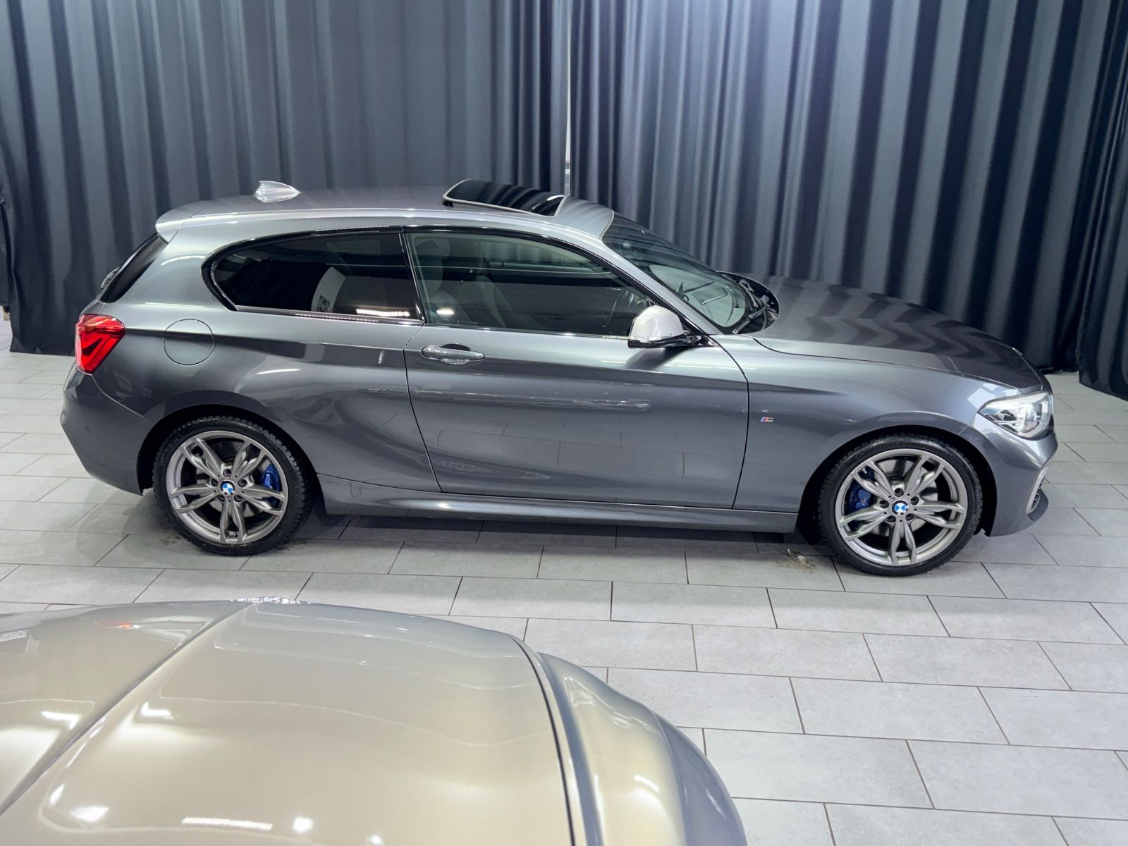 Fahrzeugabbildung BMW M135 i xDrive|AUTOMATIK|H&K|NAVI|KAMERA|