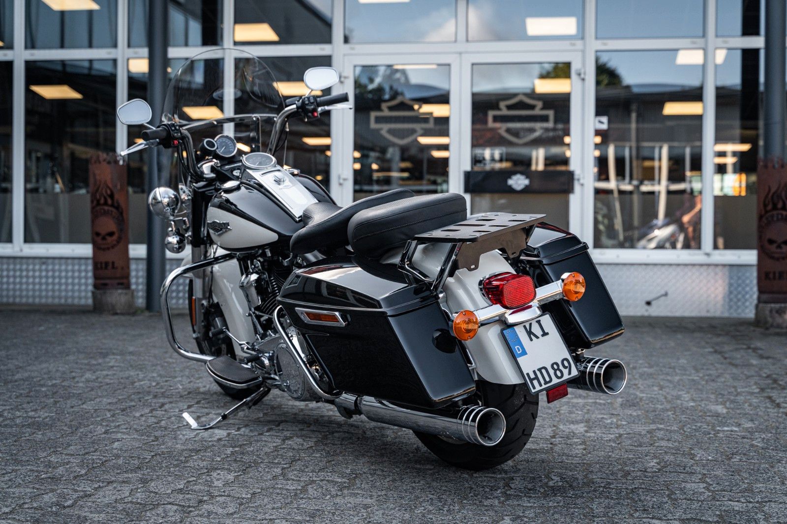 Fahrzeugabbildung Harley-Davidson ROAD KING POLICE FLHP TOURING - JEKILL&HYDE