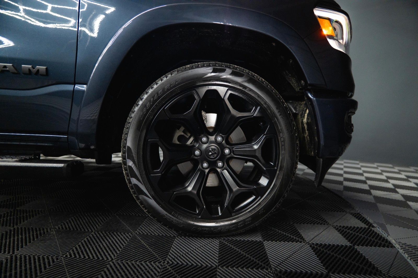 Fahrzeugabbildung Dodge RAM 5.7 V8 HEMI 4x4 NIGHT-Paket LARAMIE 22 Zoll