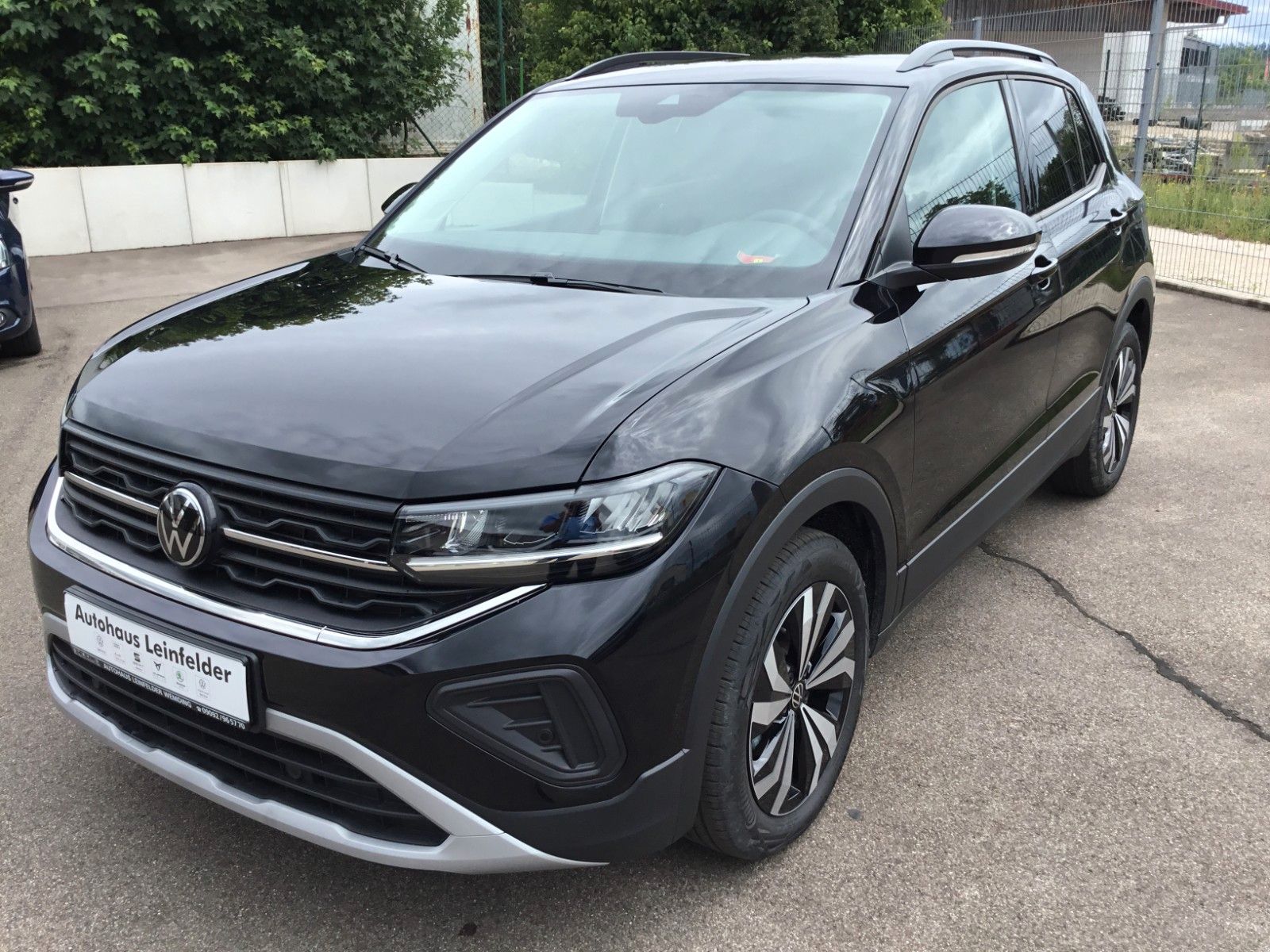 Fahrzeugabbildung Volkswagen T-Cross 1.5 TSI DSG Life+AHK+17"+LED+AppConnect
