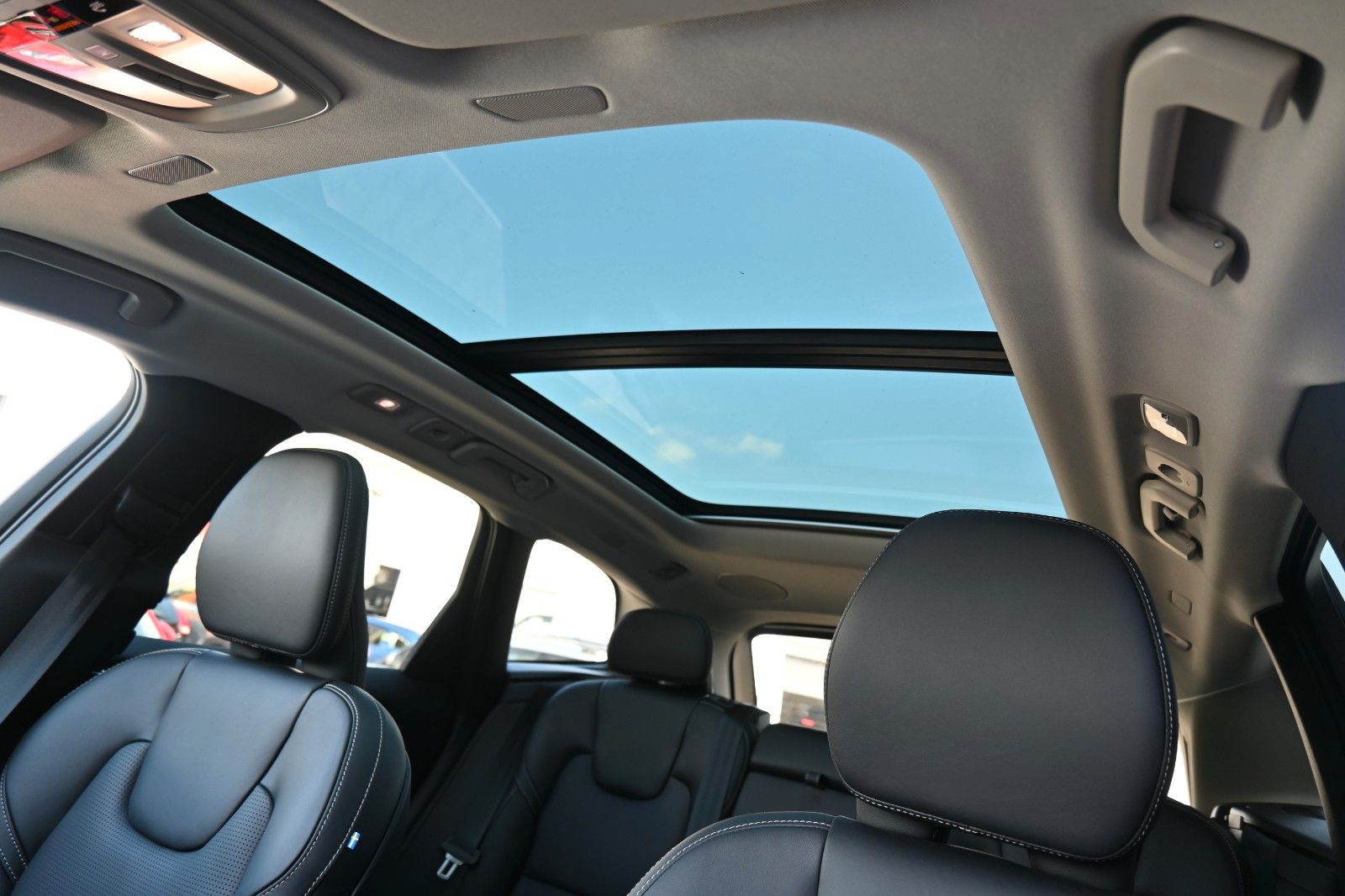 Fahrzeugabbildung Volvo XC60 T6 AWD RC Plus Bright*PANO*360*Luft*H&K*ACC