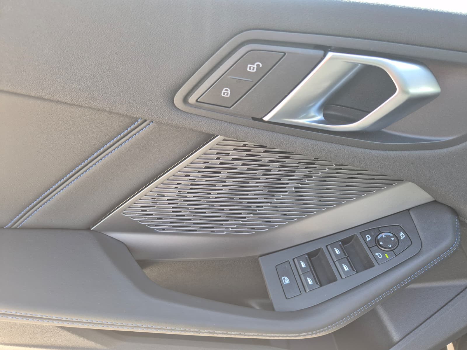 Fahrzeugabbildung BMW 120 i M Sport Adaptiv LED*PANO*AHK*M Alcantara