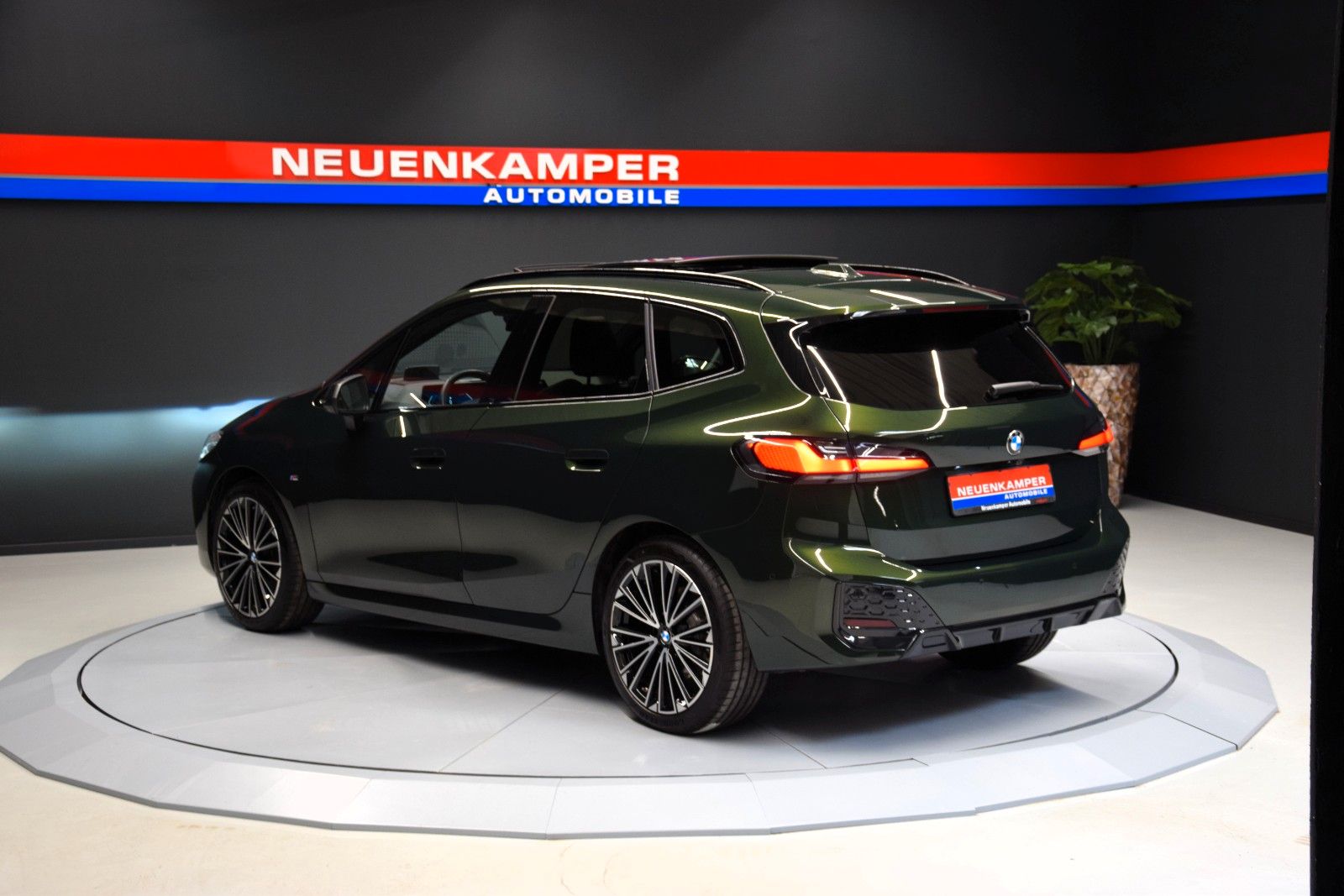 Fahrzeugabbildung BMW 218 i Active Tourer M Sport HuD Leder Pano AHK