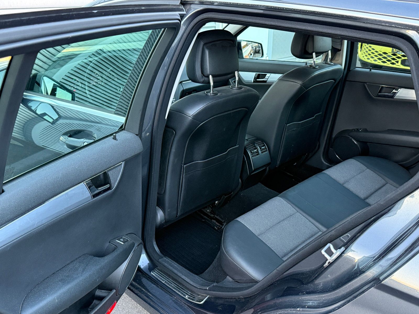 Fahrzeugabbildung Mercedes-Benz C 200 T CGI BlueEff Avantgarde Aut AHK GRA SHZ